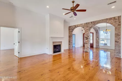 Living - 948 Caroline Dr, Biloxi, MS 39532 photo 2 of 4