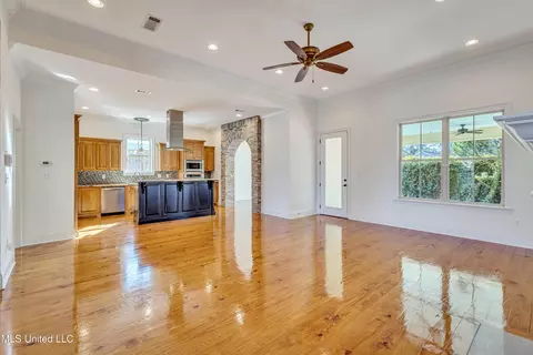 Living - 948 Caroline Dr, Biloxi, MS 39532 photo 3 of 4