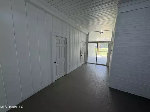 Entry Way - 3202 Gaines Rd, Corinth, MS 38834 photo 3 of 4