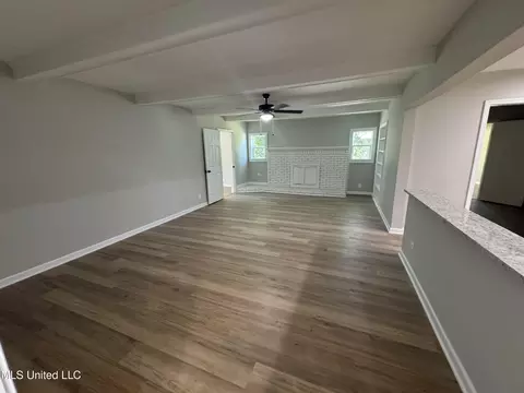 Living - 3202 Gaines Rd, Corinth, MS 38834 photo 3 of 5