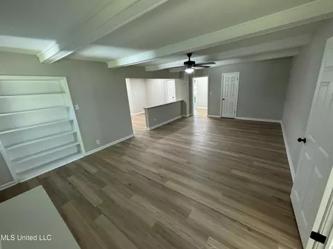 Living - 3202 Gaines Rd, Corinth, MS 38834 photo 4 of 5