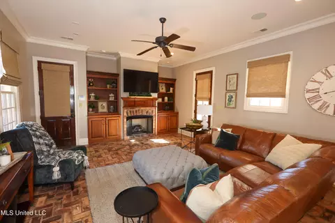 Living - 4864 Malone Rd, Olive Branch, MS 38654 photo 4 of 7