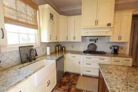 Kitchen - 4864 Malone Rd, Olive Branch, MS 38654 photo 3 of 9