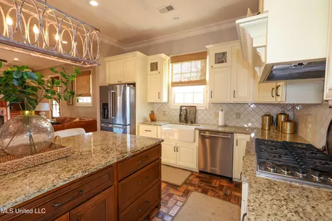 Kitchen - 4864 Malone Rd, Olive Branch, MS 38654 photo 7 of 9