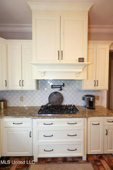 Kitchen - 4864 Malone Rd, Olive Branch, MS 38654 photo 6 of 9