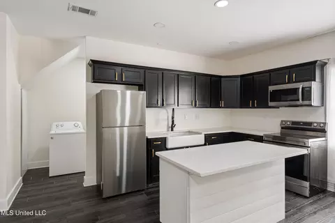 Kitchen - 4290 Spring Valley Dr, Olive Branch, MS 38654 photo 6 of 6