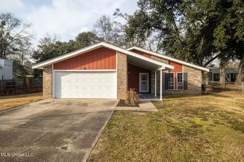 11335 Pine Dr, Gulfport, MS 39503
