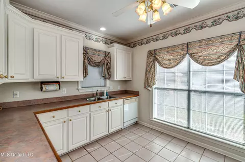Kitchen - 20 Spring Lake Cir, Pearl, MS 39208 photo 2 of 2
