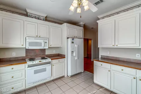 Kitchen - 20 Spring Lake Cir, Pearl, MS 39208 photo 1 of 2