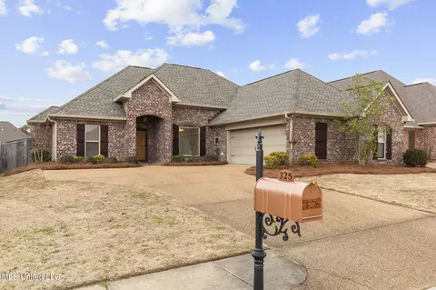325 Gladeview Pl, Brandon, MS 39047