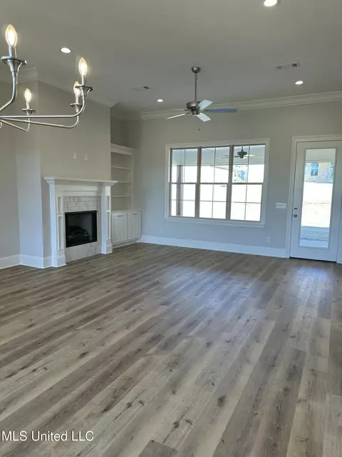 Living - 300 Chapel Crest Cv, Madison, MS 39110 photo 1 of 2