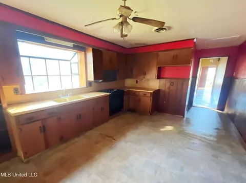 Kitchen - 226 Water St, Grenada, MS 38901 photo 1 of 1