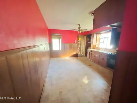 Entry Way - 226 Water St, Grenada, MS 38901 photo 1 of 2