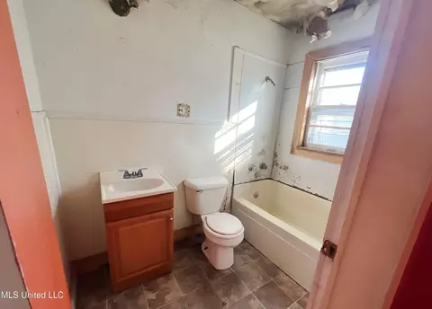 Bath - 226 Water St, Grenada, MS 38901 photo 2 of 2