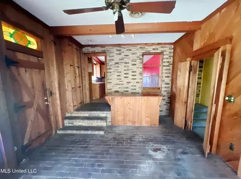 Entry Way - 226 Water St, Grenada, MS 38901 photo 2 of 2