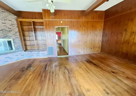 Living - 226 Water St, Grenada, MS 38901 photo 2 of 2