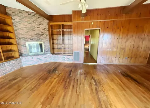 Living - 226 Water St, Grenada, MS 38901 photo 1 of 2