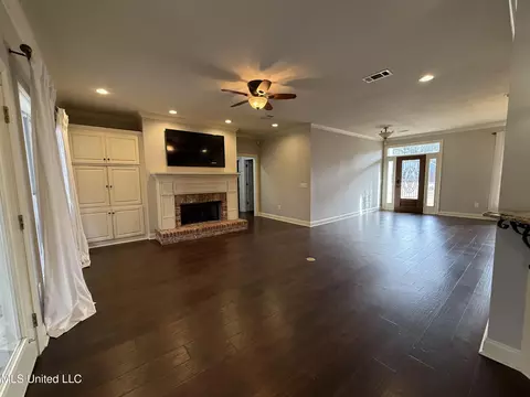 Living - 415 Wimbledon Dr, Brandon, MS 39047 photo 1 of 2