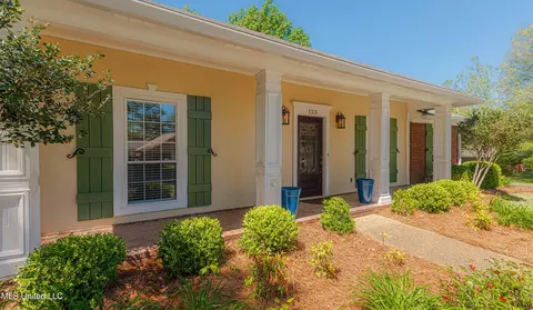 123 Ridgecrest Dr, Ridgeland, MS 39157