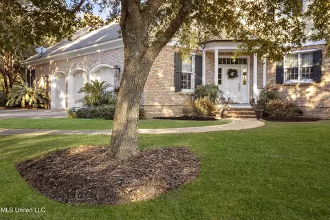 1315 E 2nd St, Pass Christian, MS 39571