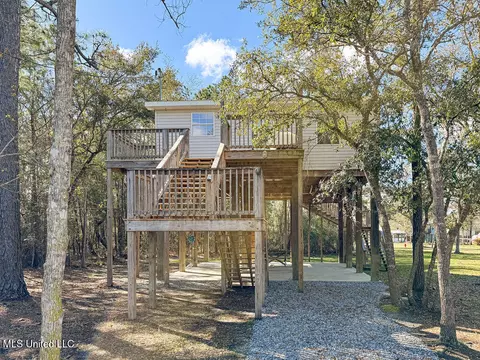 5047 Nelson St, Bay Saint Louis, MS 39520