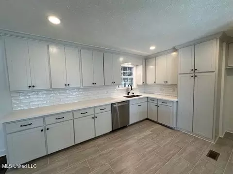 Kitchen - 1816 Parkridge Dr, Jackson, MS 39211 photo 3 of 4