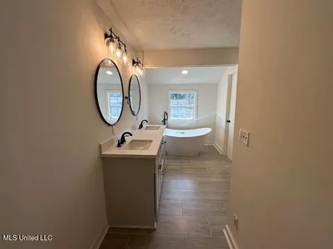 Bath - 1816 Parkridge Dr, Jackson, MS 39211 photo 1 of 9