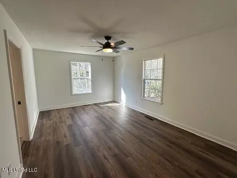 Living - 1816 Parkridge Dr, Jackson, MS 39211 photo 2 of 3