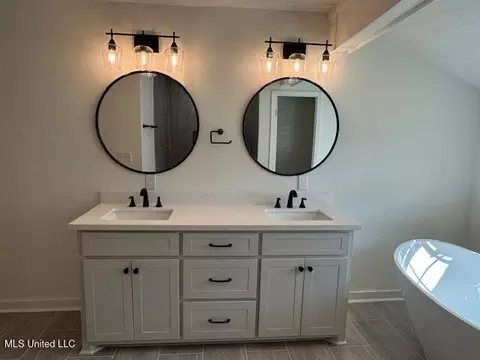 Bath - 1816 Parkridge Dr, Jackson, MS 39211 photo 4 of 9