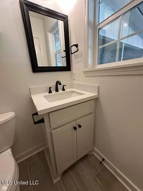 Bath - 1816 Parkridge Dr, Jackson, MS 39211 photo 8 of 9