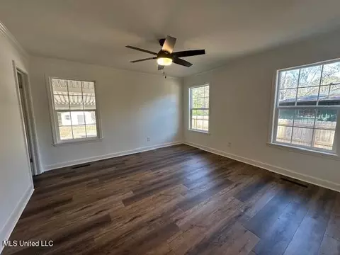 Living - 1816 Parkridge Dr, Jackson, MS 39211 photo 3 of 3