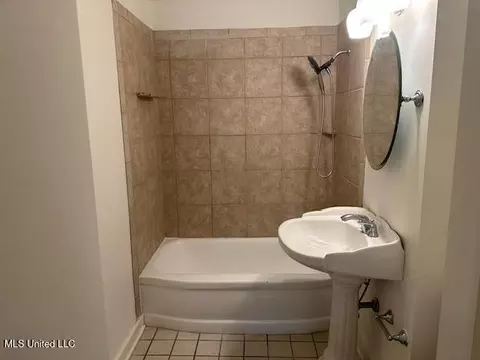 Bath - 1816 Parkridge Dr, Jackson, MS 39211 photo 6 of 9