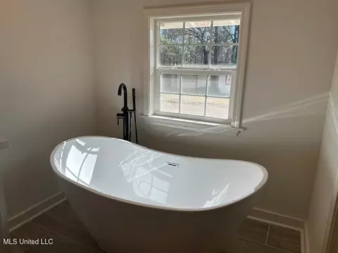 Bath - 1816 Parkridge Dr, Jackson, MS 39211 photo 5 of 9