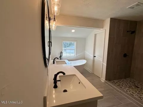 Bath - 1816 Parkridge Dr, Jackson, MS 39211 photo 2 of 9