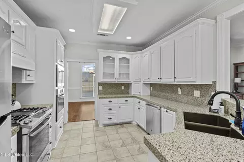 Kitchen - 215 Sunset Cir, Madison, MS 39110 photo 1 of 3