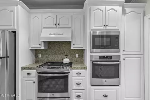 Kitchen - 215 Sunset Cir, Madison, MS 39110 photo 2 of 3