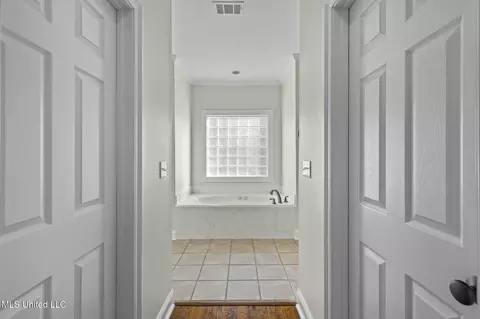 Entry Way - 215 Sunset Cir, Madison, MS 39110 photo 4 of 8