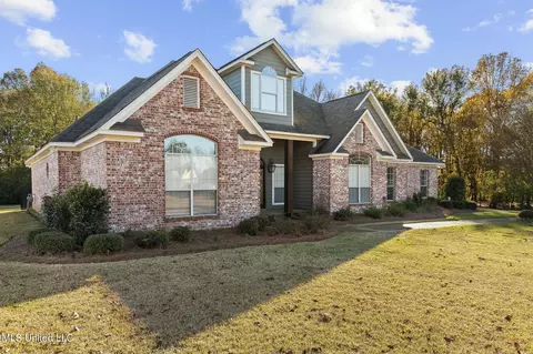 215 Sunset Cir, Madison, MS 39110