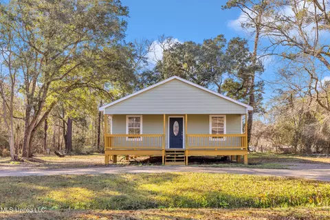 1119 Edna St, Waveland, MS 39576
