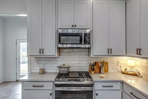 Kitchen - 850 Long Leaf Cir, Brandon, MS 39042 photo 7 of 7