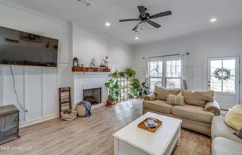 Living - 850 Long Leaf Cir, Brandon, MS 39042 photo 2 of 4