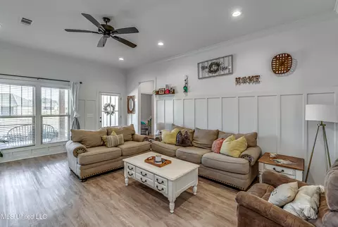 Living - 850 Long Leaf Cir, Brandon, MS 39042 photo 3 of 4