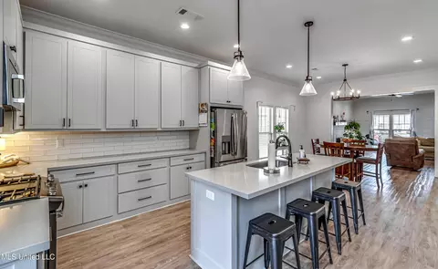 Kitchen - 850 Long Leaf Cir, Brandon, MS 39042 photo 5 of 7
