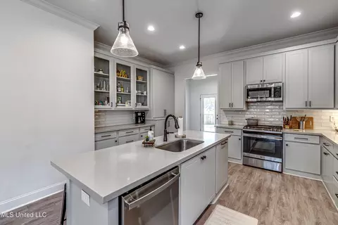 Kitchen - 850 Long Leaf Cir, Brandon, MS 39042 photo 2 of 7