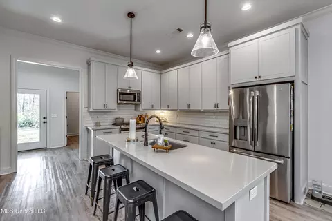 Kitchen - 850 Long Leaf Cir, Brandon, MS 39042 photo 3 of 7