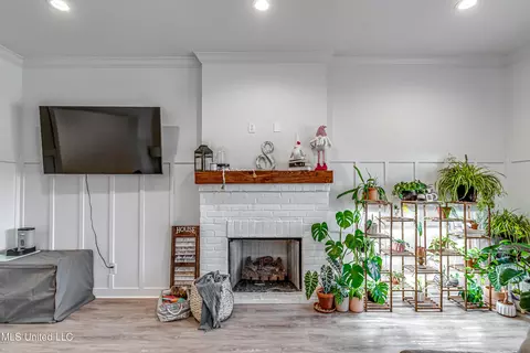 Living - 850 Long Leaf Cir, Brandon, MS 39042 photo 1 of 4