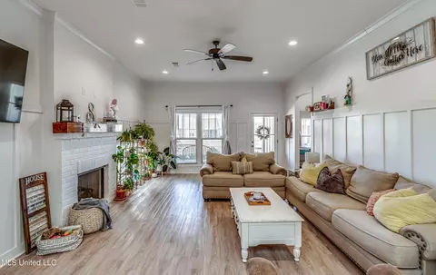 Living - 850 Long Leaf Cir, Brandon, MS 39042 photo 4 of 4