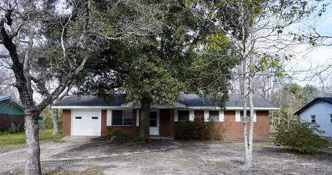 2409 Woolmarket St, Gulfport, MS 39503