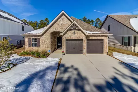 227 Madison Place Dr, Ocean Springs, MS 39564