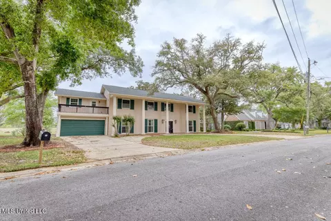 8 Mockingbird Ln, Gulfport, MS 39507